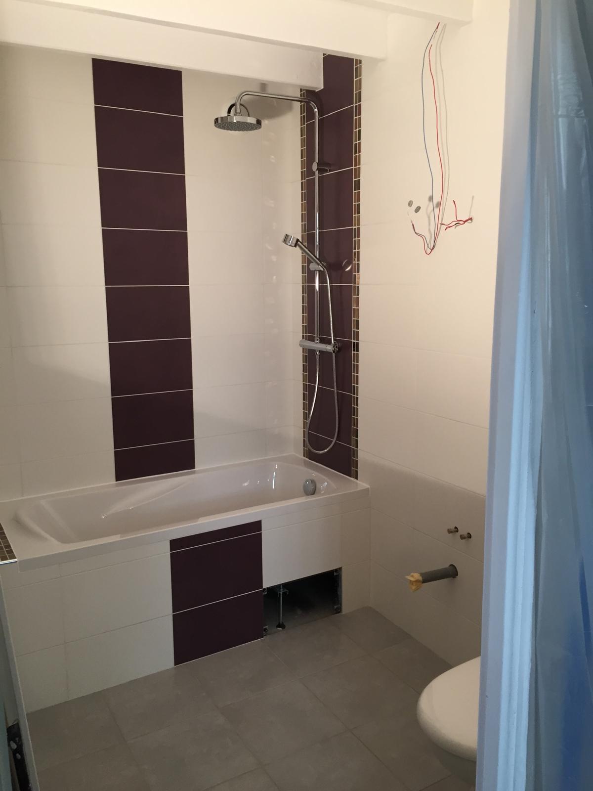 Salle de bain — baignoire & faïence aubergine — après