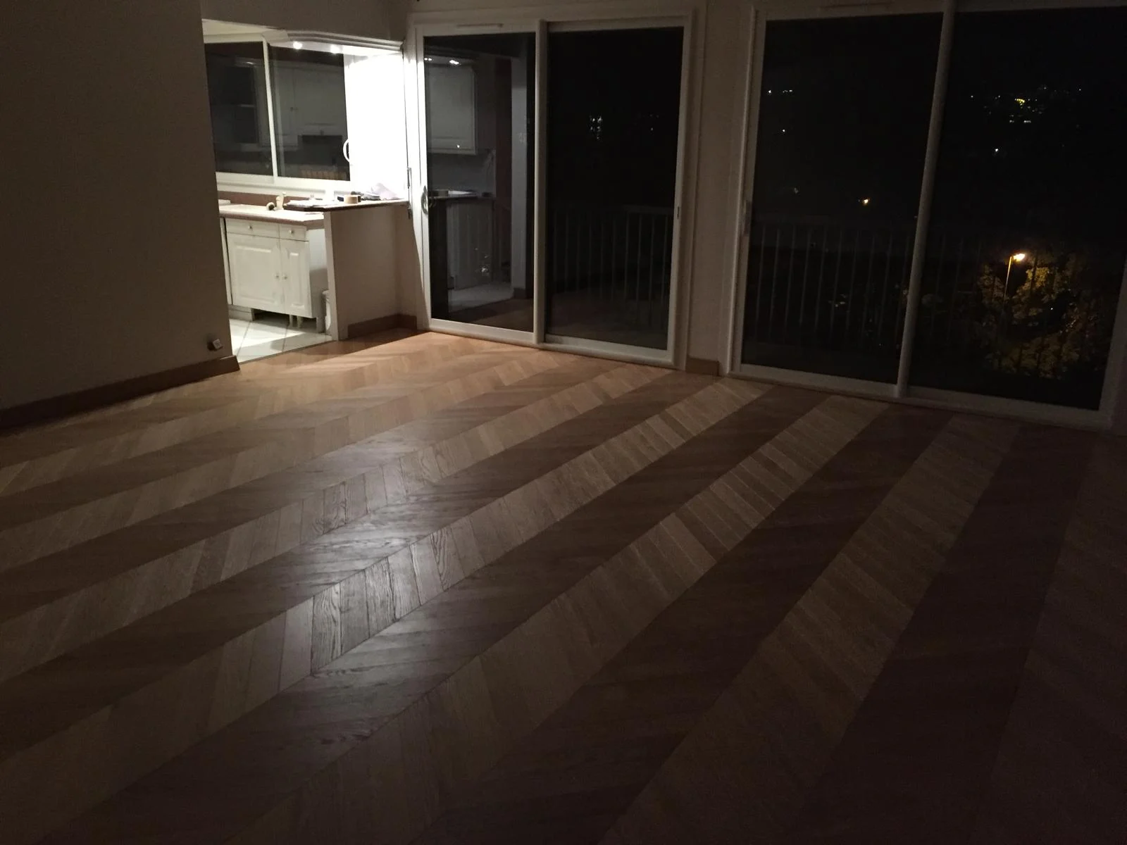 Séjour — pose parquet chevrons — après