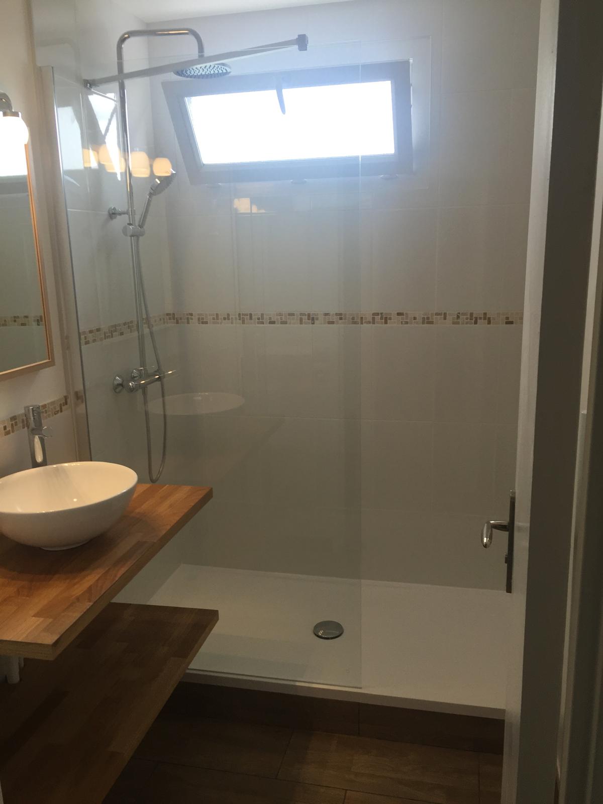 Salle de bain — rénovation avec douche à l'italienne — après